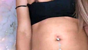 hermosa travesti tocando la polla 😍