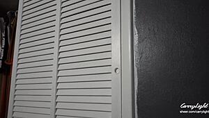 אמא חורגת תופסת בן מתאונן ועוזרת לו לקום על הפוסי שלה