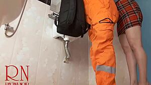 Damn, housewife with no panties seduces plumber!