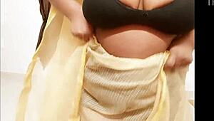 sexy indian aunty in traditional saree