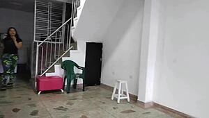 Латиноска-любительница трахает сводного брата с фетишем на огромный хуй