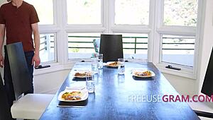 Helvete ja, fri bruk familie knuller hardt under feriefeiring etter tenåring 18+’s harde studier!