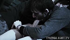 Tre unge homser kysser før hardcore anal action