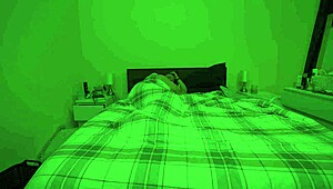 زوجة أب، دعينا نشارك السرير ونسخن الليلة!