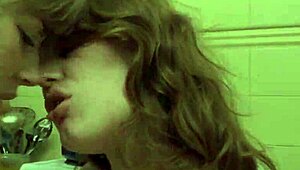 Szőke amatőr ribanc falja a szőrös puncit nagy kedvvel