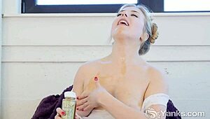 yanks beauty miss fingering her oiled quim to orgasm.