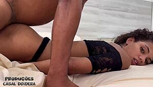 Essa novinha fode com dois caras mais velhos, leva no cu e fica toda gozada