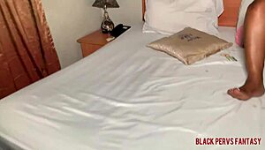 Kirli amatör çarşafları sıvılarla ıslatıyor