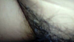 minha esposa de pernas abertas mostrando sua vagina peluda pra mim