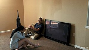 زوجة لاتينية مثيرة تنيك رجل الكابلات!