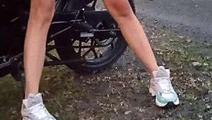 Latina muestra tetas grandes y coño al aire libre