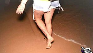 Novinha masturbates to orgasm on the beach