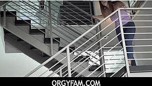 זוגות Orgyfam מזיינים חזק בשלישייה לוהטת עם אחיינית