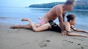 Amateur Couple Enjoys Public Beachside Adventure