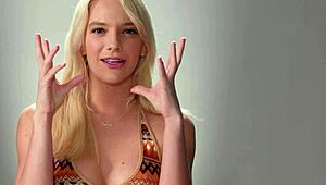 Ξανθιά MILF Kenna James πειράζει το μουνί της σε σόλο αυνανισμό