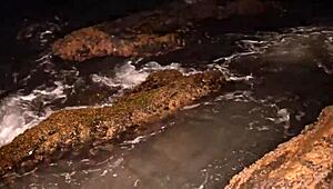 Novinha masturbates to orgasm on the beach