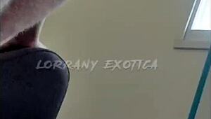 Albina safada se exibindo com shortinho todo enfiado no rabo - veja so o que ela esta aprontando