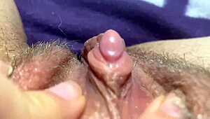 Kæmpe klitoris gnidning for ekstrem orgasme i close-up POV masturbation HD