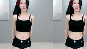 Asian cutie performs a sexy dance routine on cam