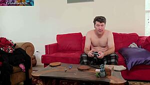 Křivá milf jezdí na ptáku nevlastního syna přímo v obýváku