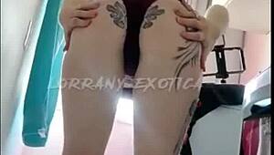 Albina safada se exibindo com shortinho todo enfiado no rabo - veja so o que ela esta aprontando