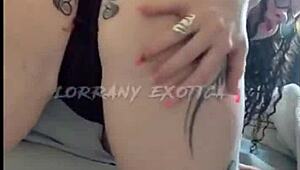 Albina safada se exibindo com shortinho todo enfiado no rabo - veja so o que ela esta aprontando