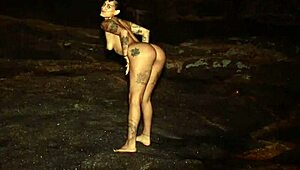 Novinha masturbates to orgasm on the beach