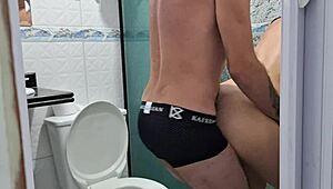 Pediu pra usar o banheiro com ela no banho?