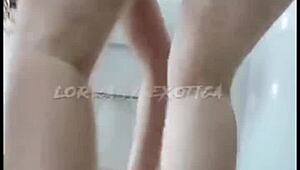 Albina safada se exibindo com shortinho todo enfiado no rabo - veja so o que ela esta aprontando