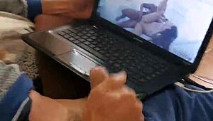 Äitipuoli yllättää runkkaamassa ja auttaa imemällä!