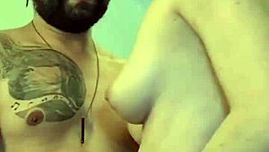 Óh, ez a vörös hajú amatőr meghajol gyors kutyaállásos baszáshoz és lenyeli a spermát!