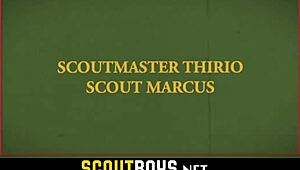Тight жопа тощего гей-твинка растянута огромным хуем скаута без гандона в лесу