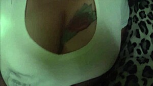 MI ESPOSA MAMANDO Y MOSTRANDO TETAS GRANDES!