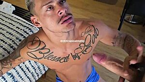 o gringo engolindo tudo e levando no cuzinho apertado