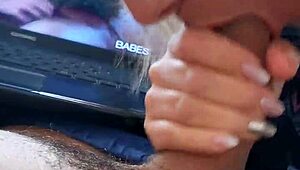 Äitipuoli yllättää runkkaamassa ja auttaa imemällä!