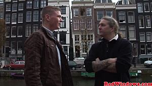 Storbröstad blond hora får smutsig ansiktskräm från turist