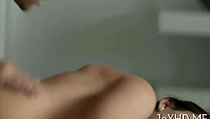 Teini-lutka tuntee villin hardcore-rushin POV-aktiossa