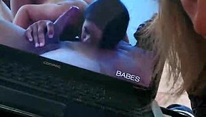 Äitipuoli yllättää runkkaamassa ja auttaa imemällä!