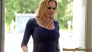 O čoveče, klasna milf liže pičku tim sjajnim tinejdžerkama 18+, tako vruće...