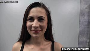 Takže, 19letá kráska, ukaž ty obří přirozené kozy?