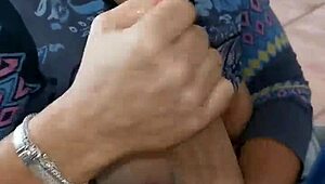 Äitipuoli yllättää runkkaamassa ja auttaa imemällä!