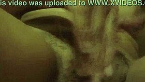 나 혼자 젖은 보지 깊게 손가락 쑤셔대.