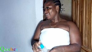 Он гледа мене са маћехом