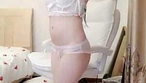 Vietnamese Couple Chats and Masturbates Live on Web!