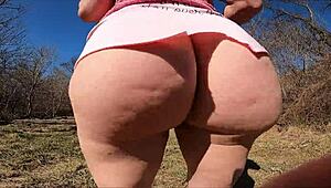 Křivá MILF s obřím zadkem se prochází venku v těsné sukni. Část 1 její sexy procházky.