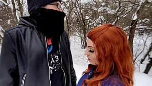 Она только что показала сиськи в снежном парке, чтобы его дразнить?