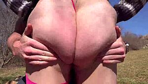 Křivá MILF s obřím zadkem se prochází venku v těsné sukni. Část 1 její sexy procházky.