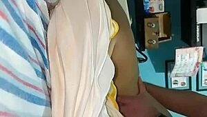 no se da cuenta que la estoy grabando mientras la follo por detras