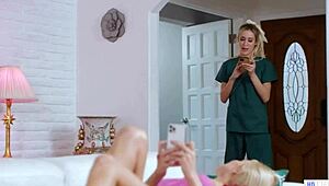 เลสเบียนร้อนแรงระหว่างพยาบาลและรูมเมทสวยไอเดน แอชลีย์และเคนซี่ แอนน์