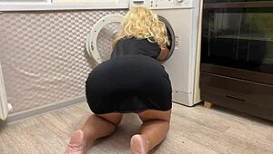 yo, saw stepmom’s sexy ass on knees 😈